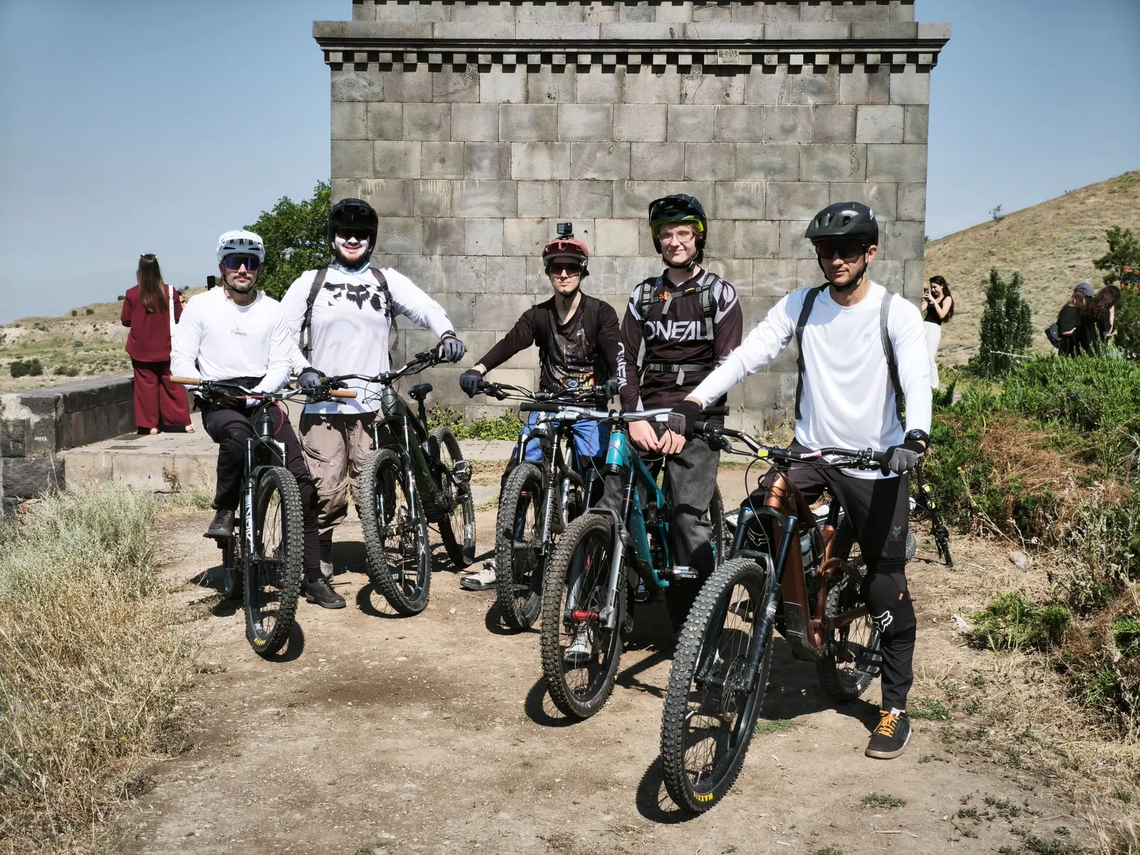 Пять райдеров из сообщества Voghjaberd Trails